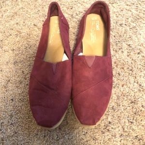 Toms Maroon and tan, like new!
